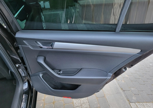 Skoda Superb cena 69900 przebieg: 132306, rok produkcji 2015 z Józefów małe 742